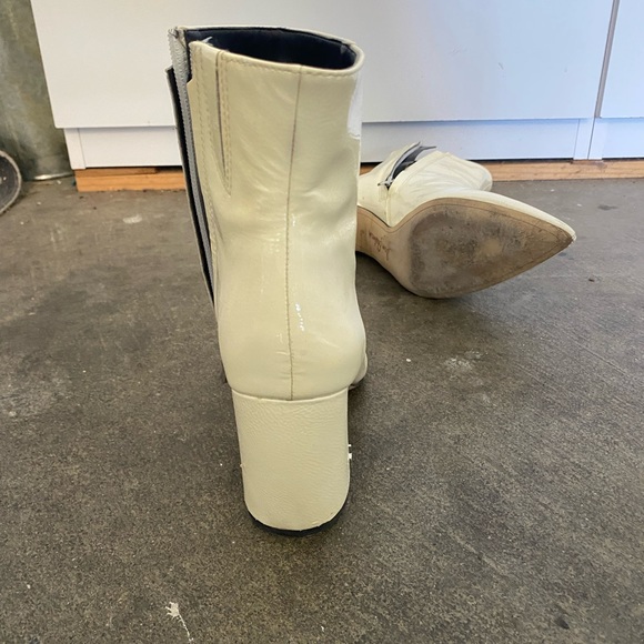 White heeled pointed toe Sam Edelman boots in a size 7.5. Lightly worn. - Picture 3 of 4